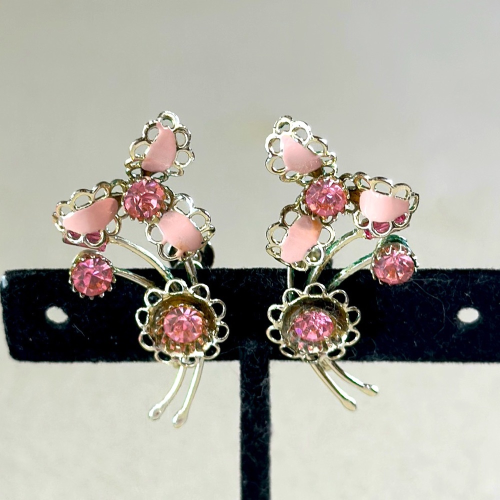Vintage pink rhinestone silver tone flower screw back earrings (623)